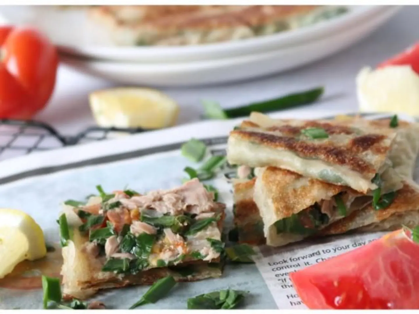 مطبق بالتونة