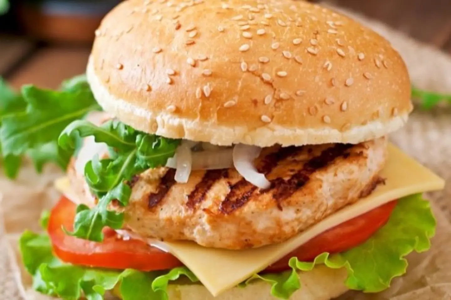 برجر دجاج مشوي طازج