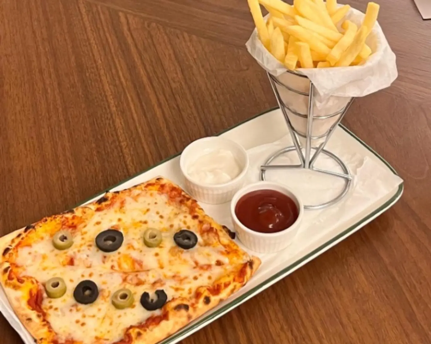 بيتزا مع بطاطس وعصير برتقال