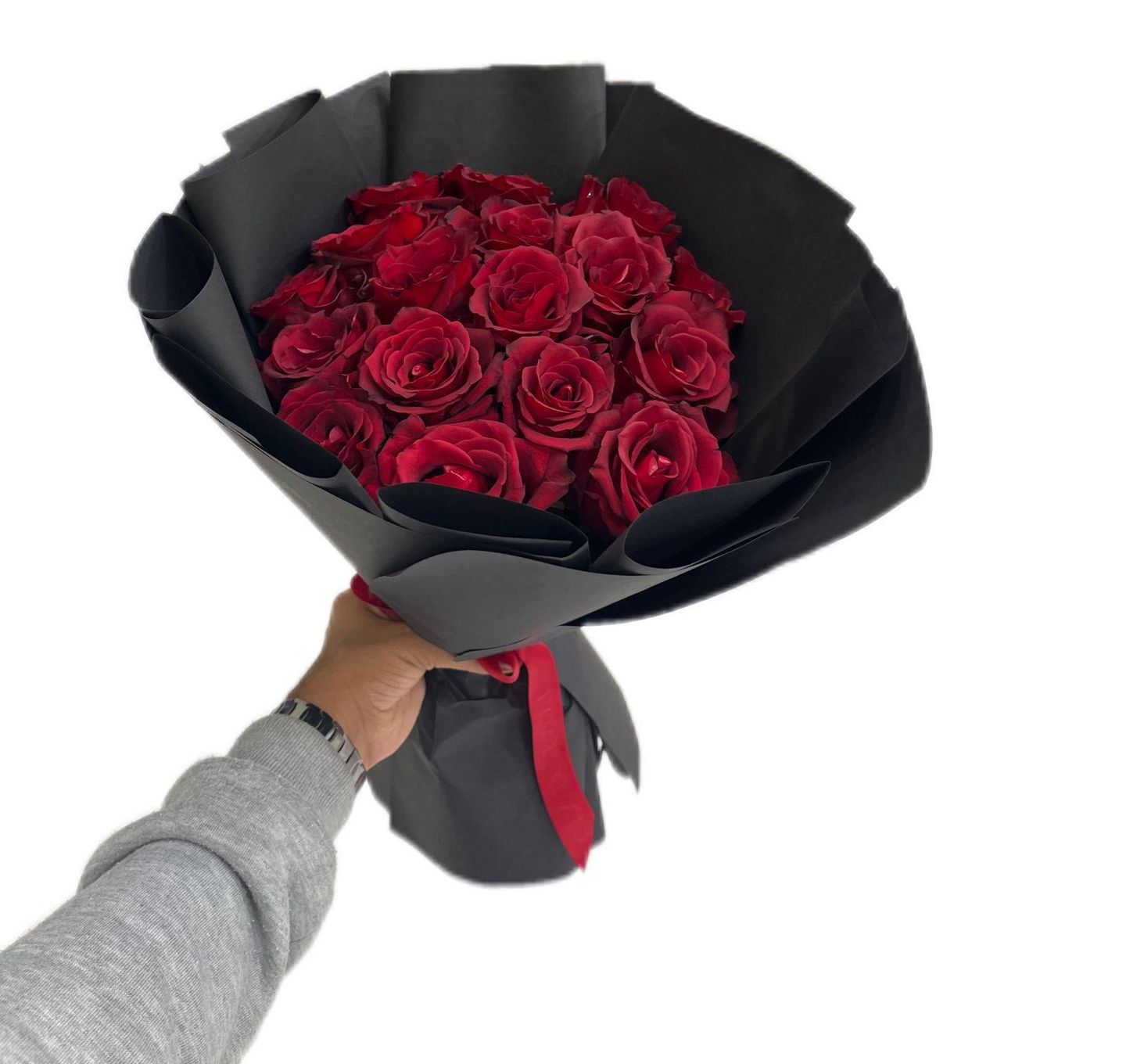 باقة ورد أحمر تغليف أسود ٣٢