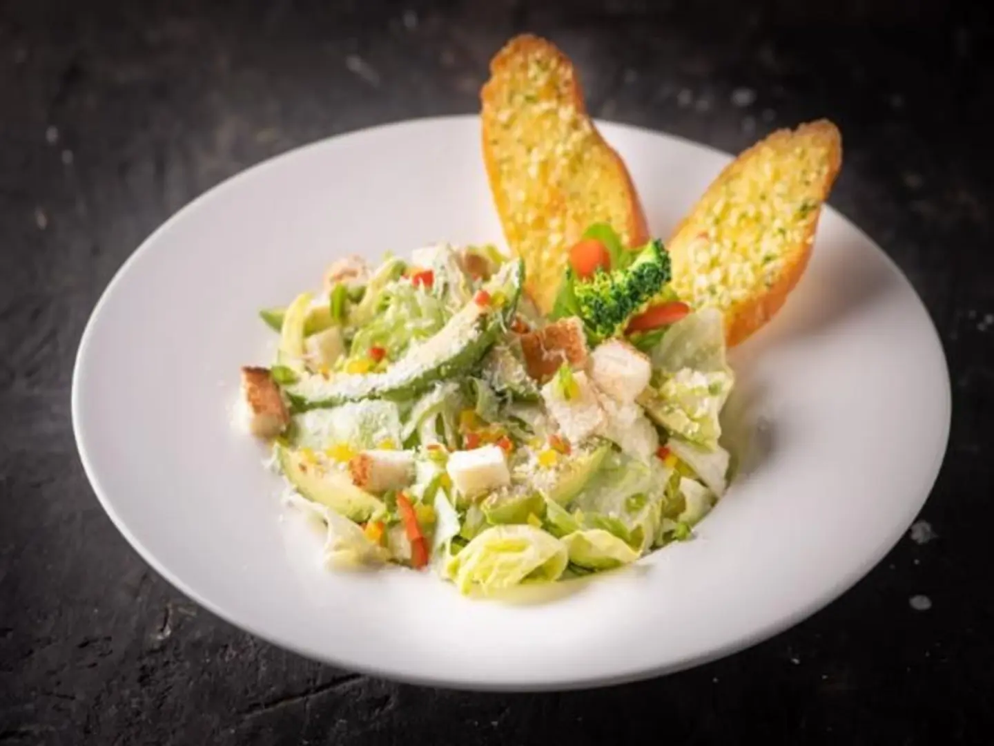 سلطة سيزر مع الأفوكادو