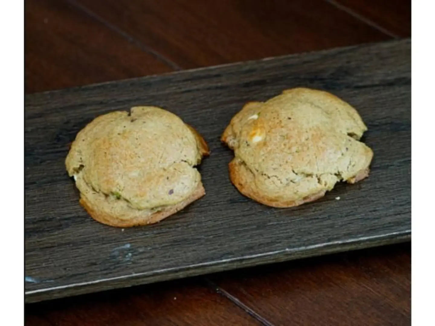 كوكيز الفستق والشوكولاتة البيضاء