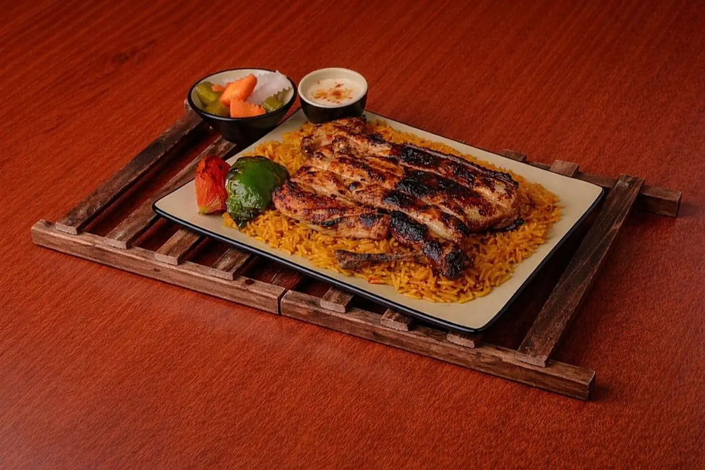 نص حبة دجاج مشوي على الفحم مع الأرز