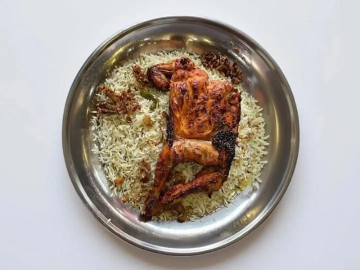 نصف حبة دجاج على الفحم مع الرز