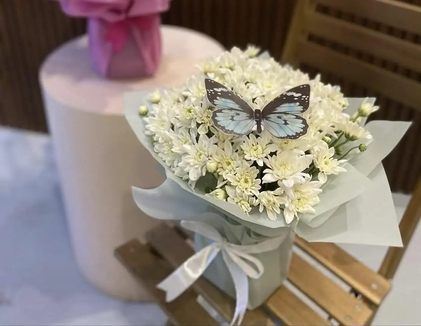 مناسبه باقتين مع فراشات