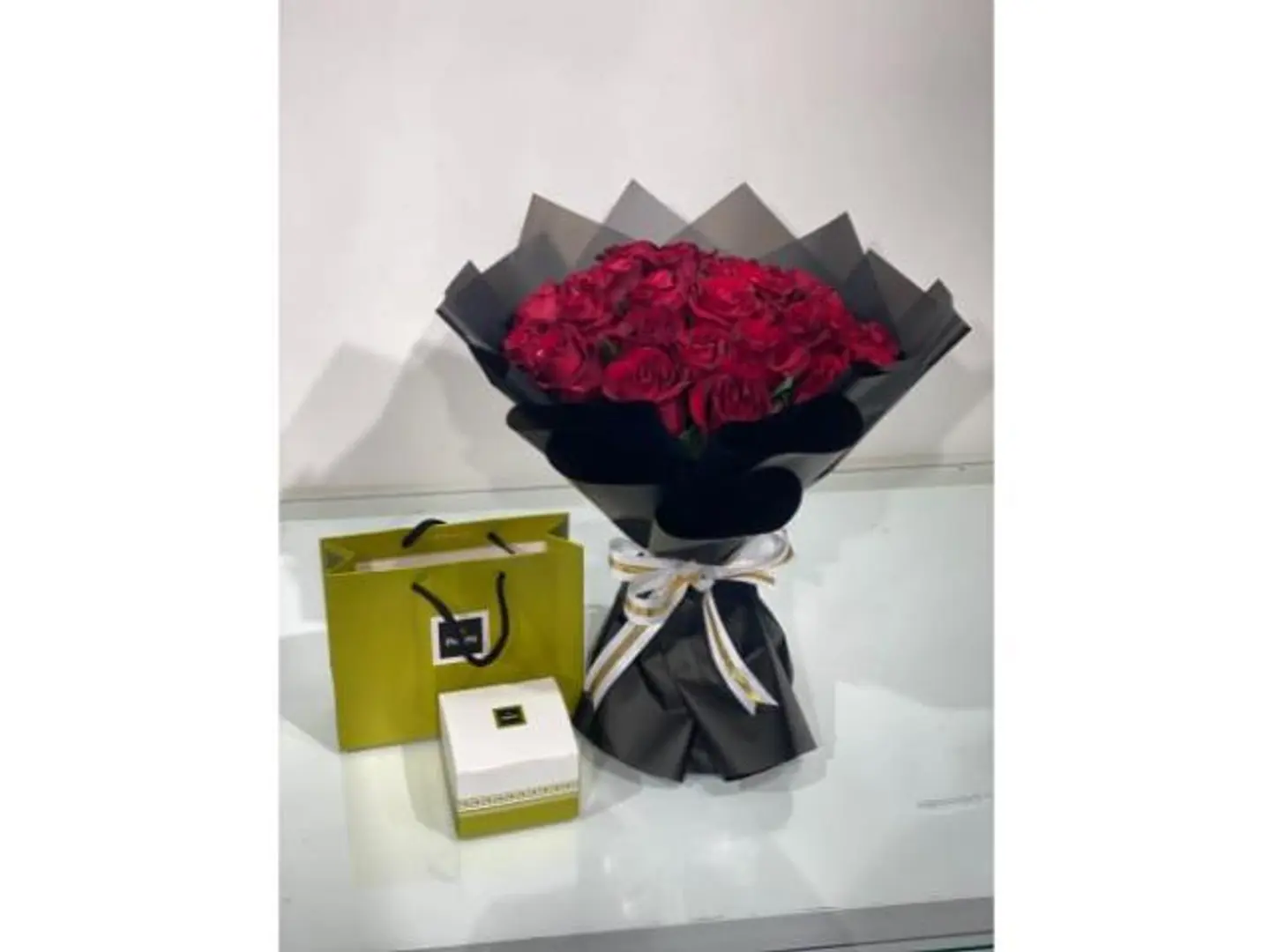 بوكيه ورد احمر 30ورده مع الحلاوه بتشي