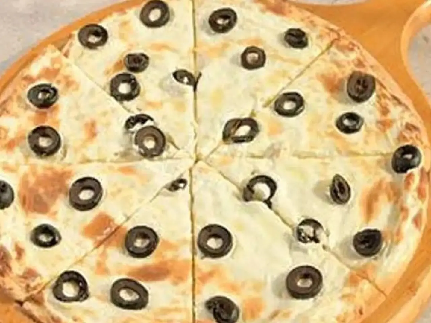 بيتزا لبنة مع زيتون كبير