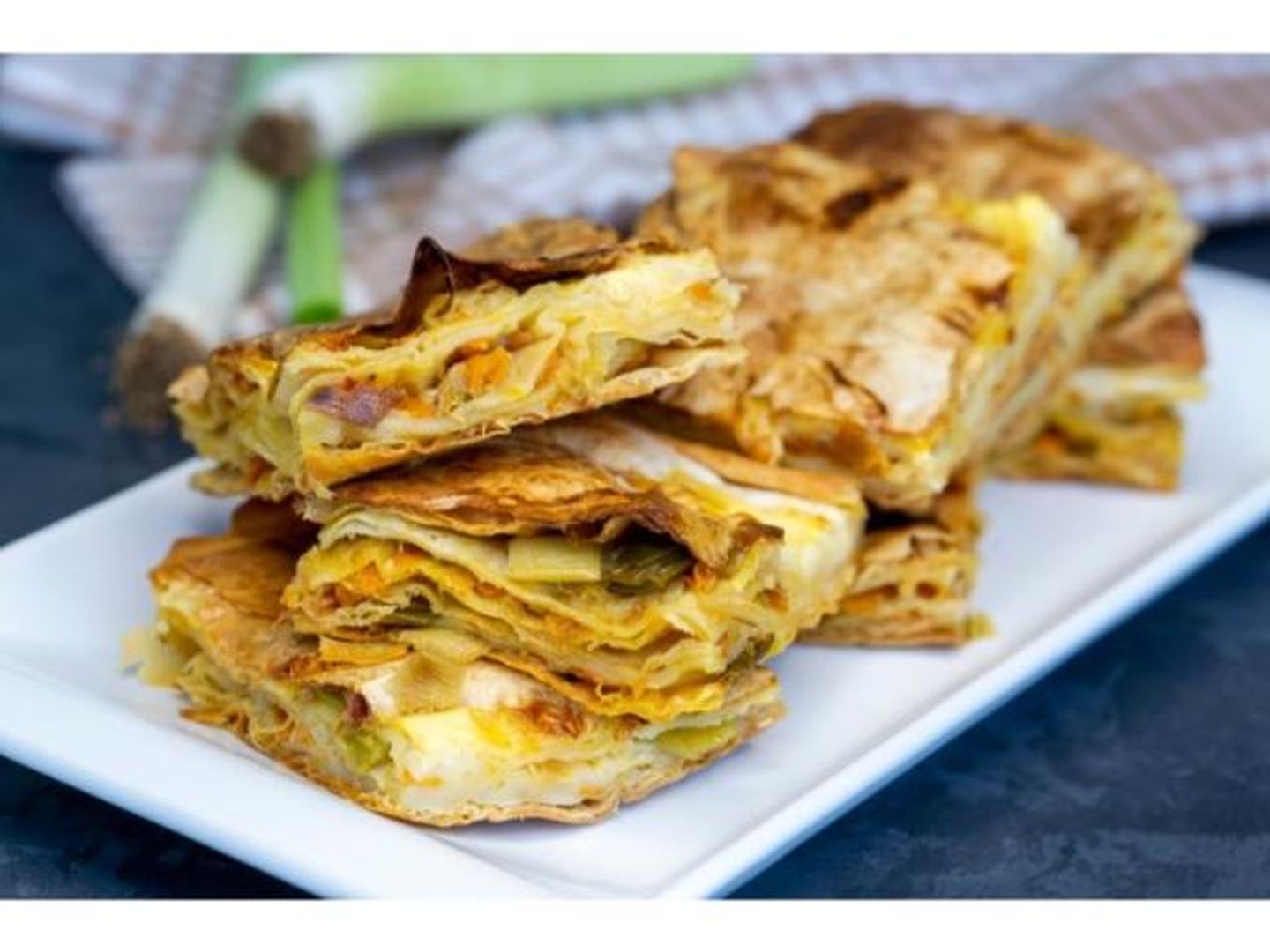 مطبق بالموزاريلا