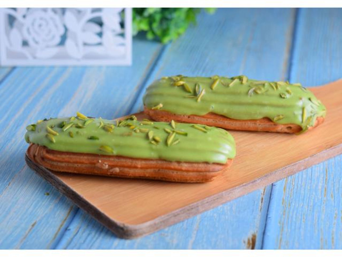 Pistachio Eclair