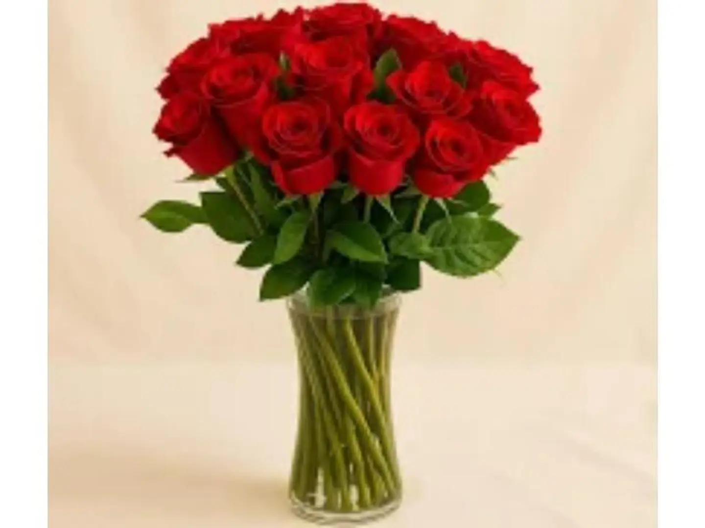 بوكيه ورد أحمر مع فازة