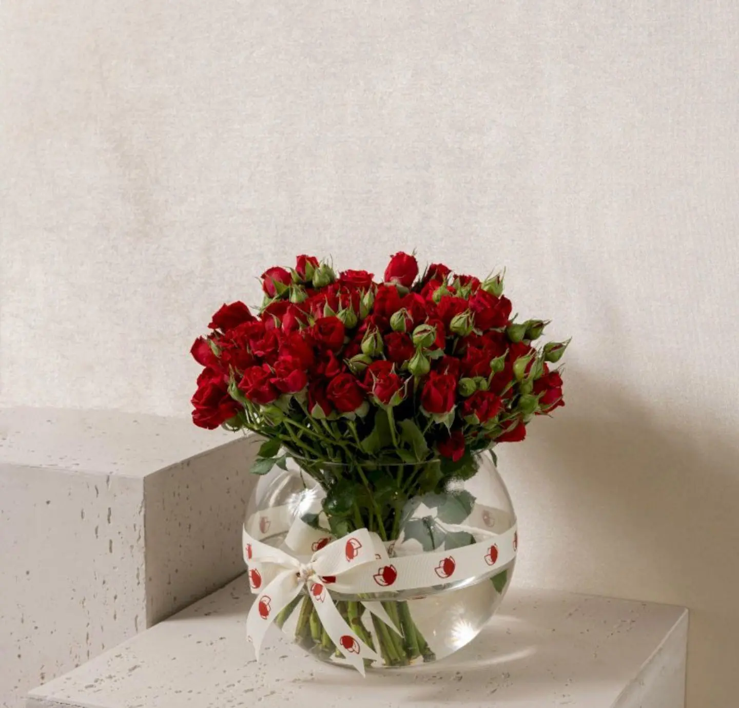 فازه ورد الحديقه الحمراء