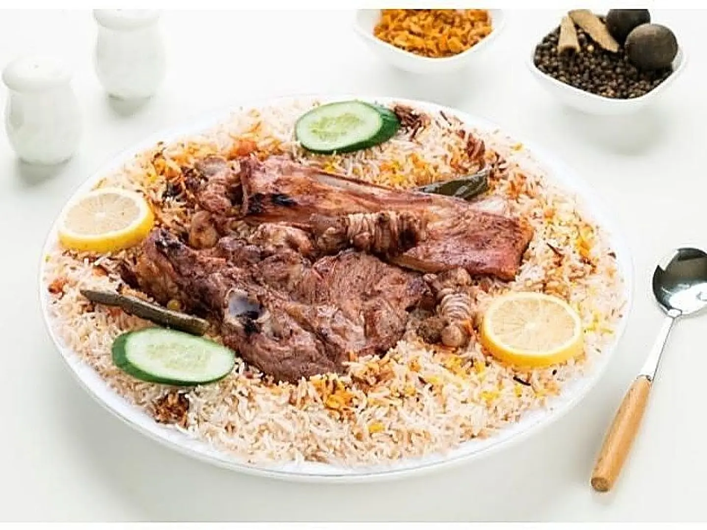 لحم مندي مع أرز بشاور