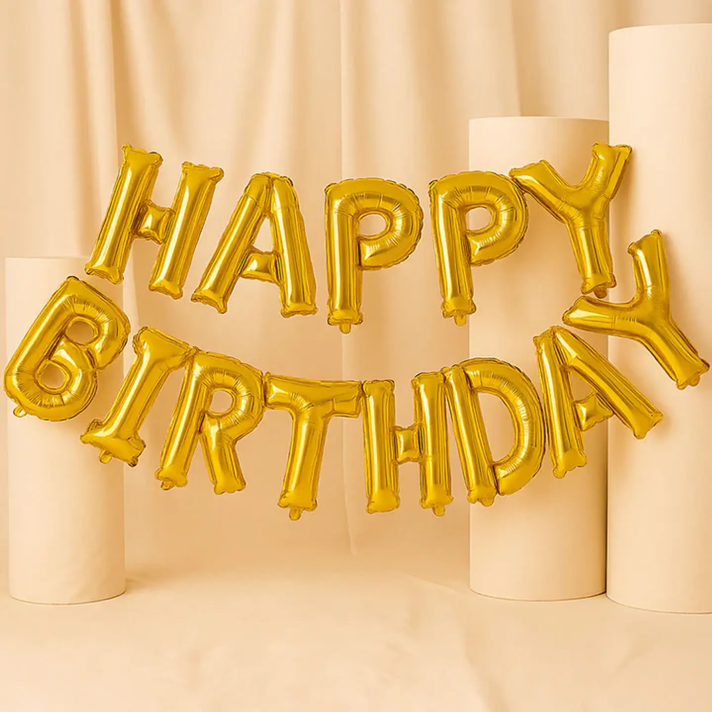 بالونات عيد ميلاد من رقائق معدنية مملوءة بالهواء على شكل حرف ذهبي