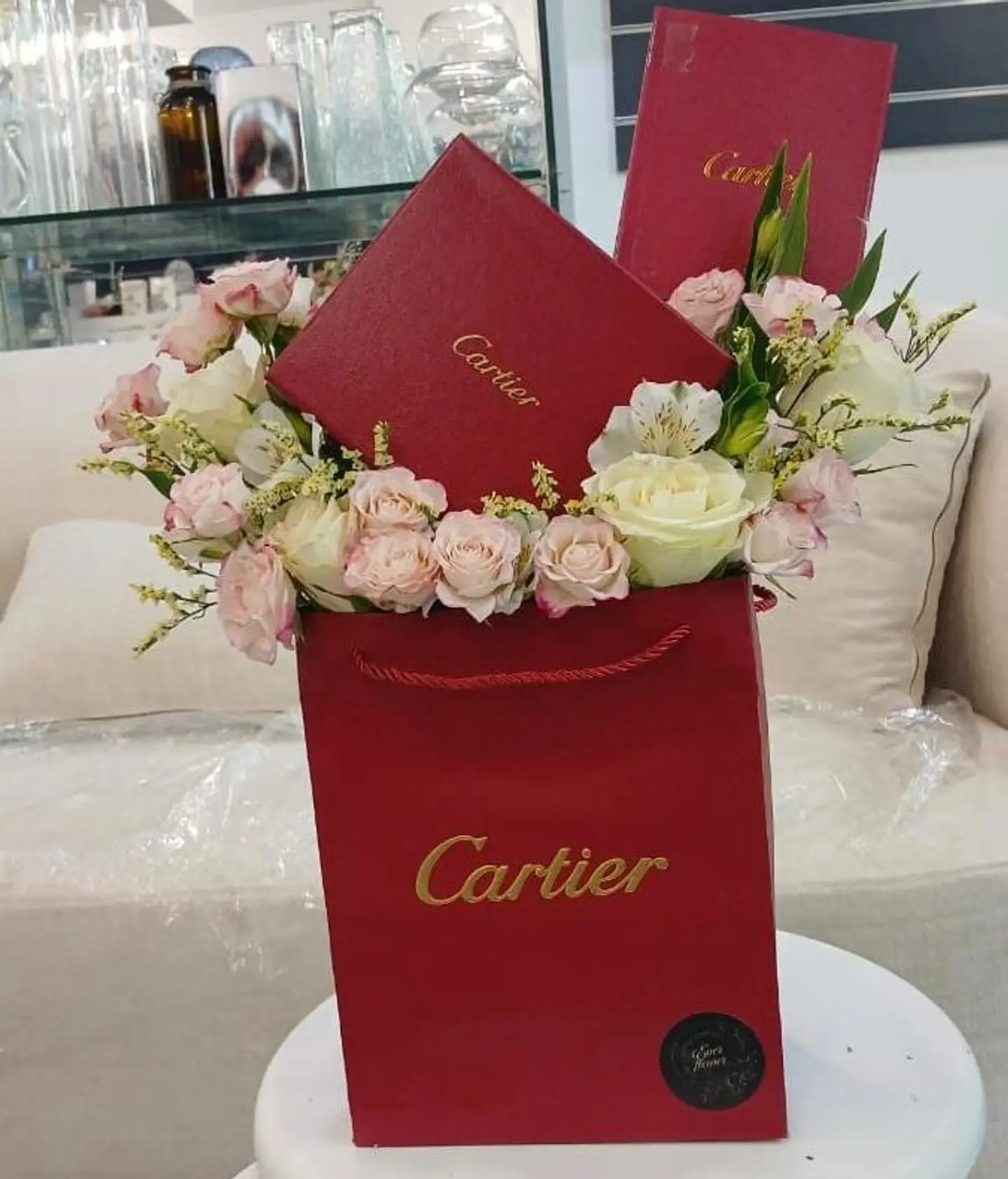 هدية كارتييه الفاخرة بالورد المخملي الناعم