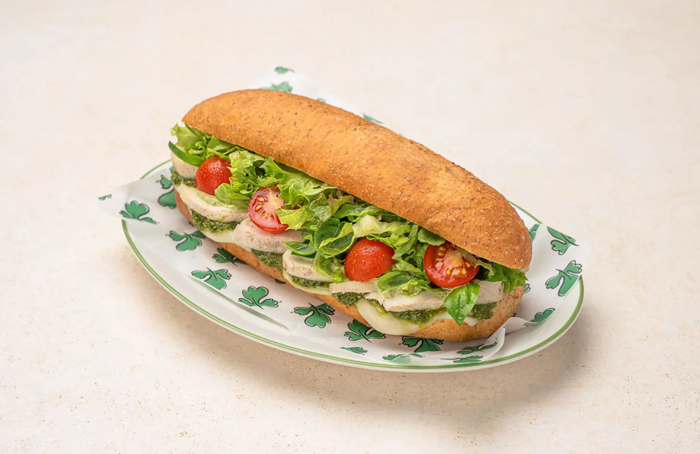 ساندويتش دجاج البيستو مع الموزوريلا