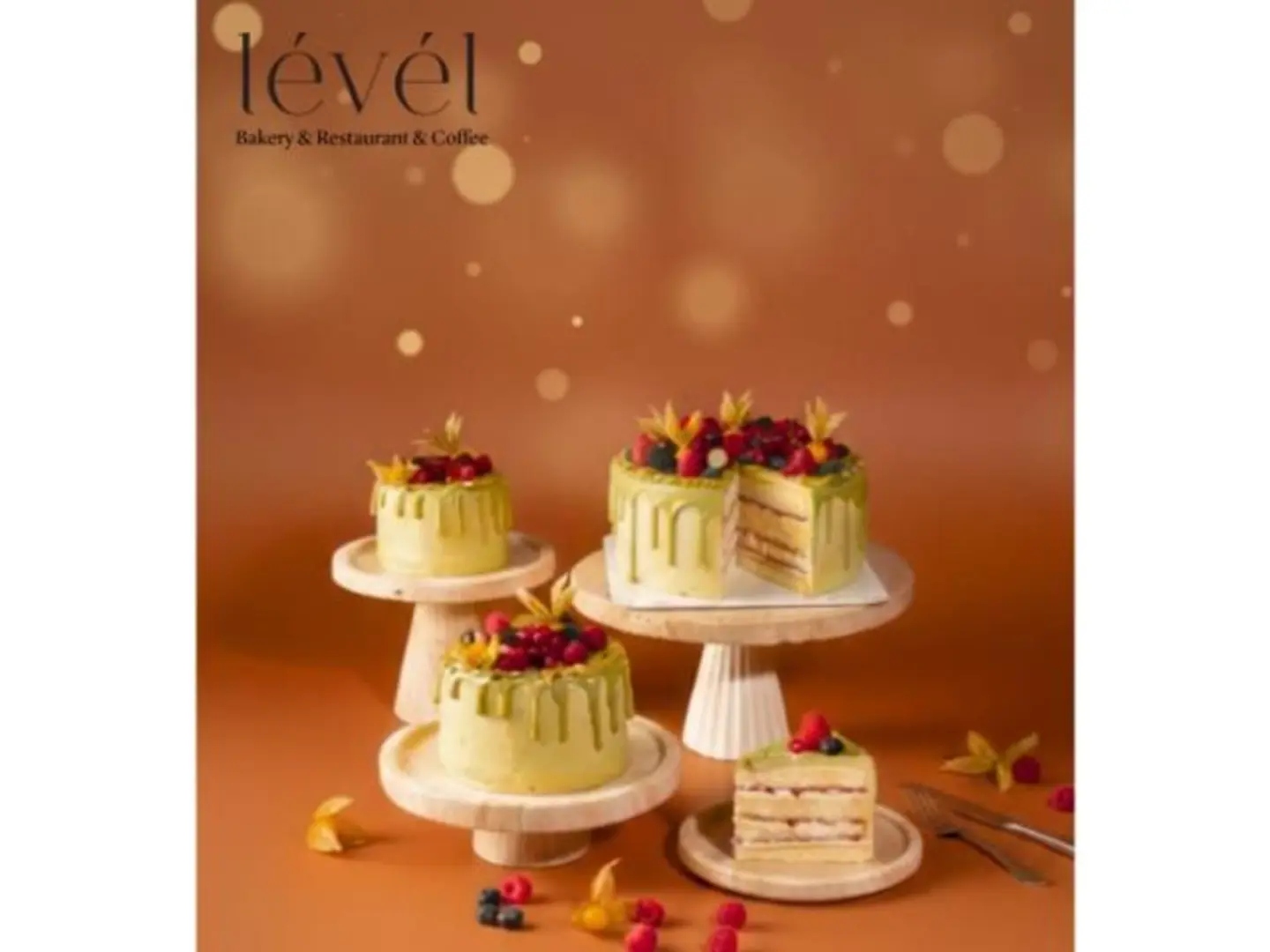 قطعة كيك فستق راسبيري