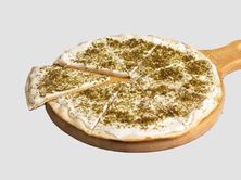 بيتزا لبنة مع زعتر