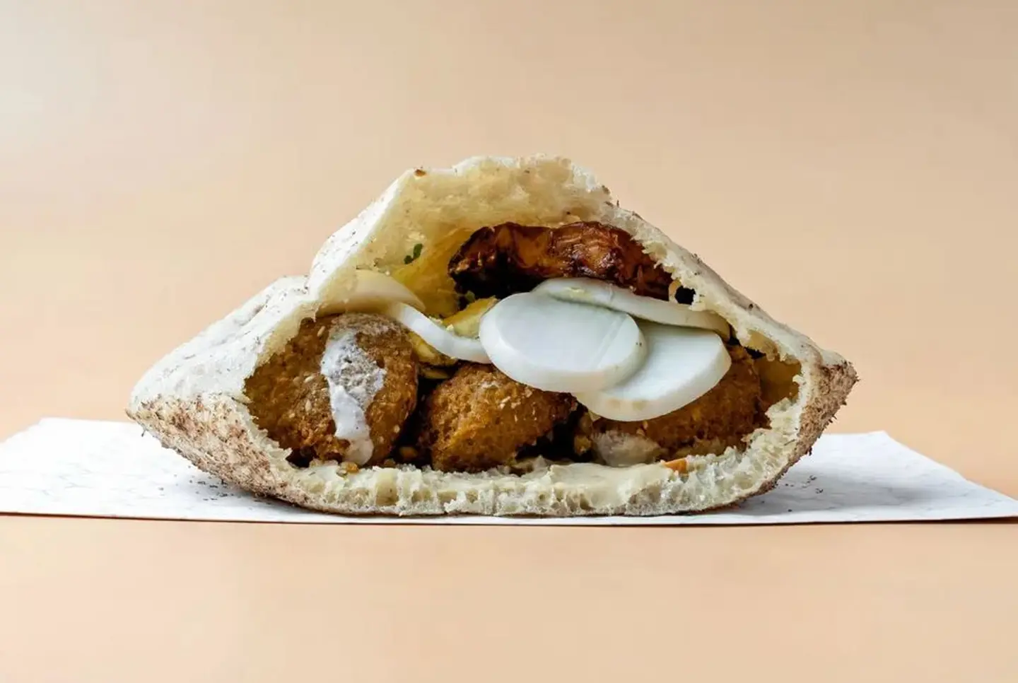 ساندوتش فلافل مع بيض