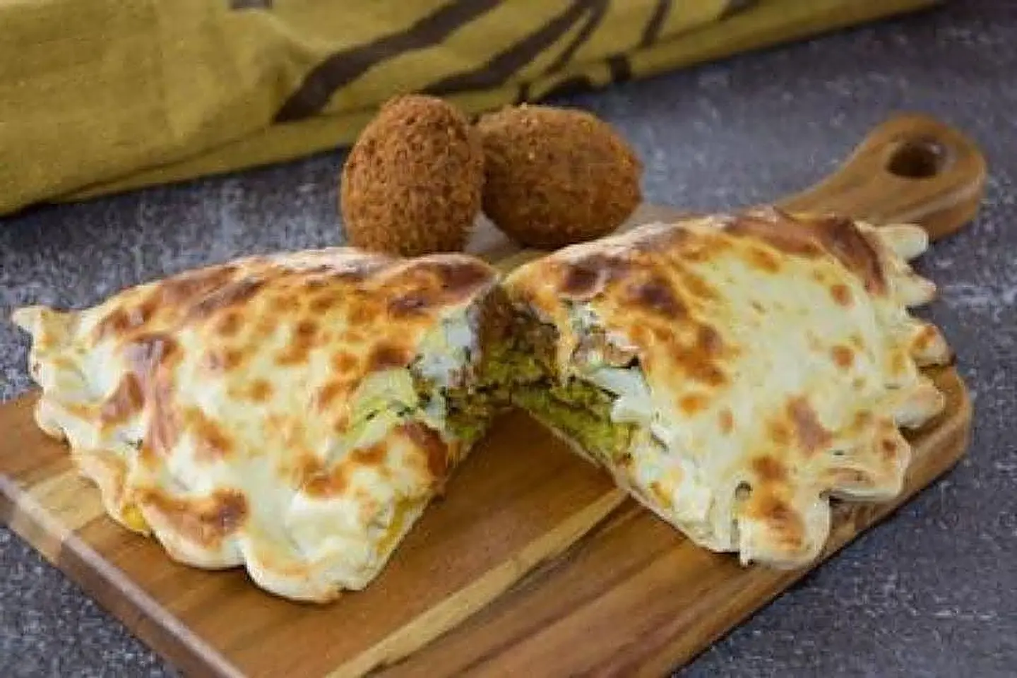 فطيرة فلافل باللبنة