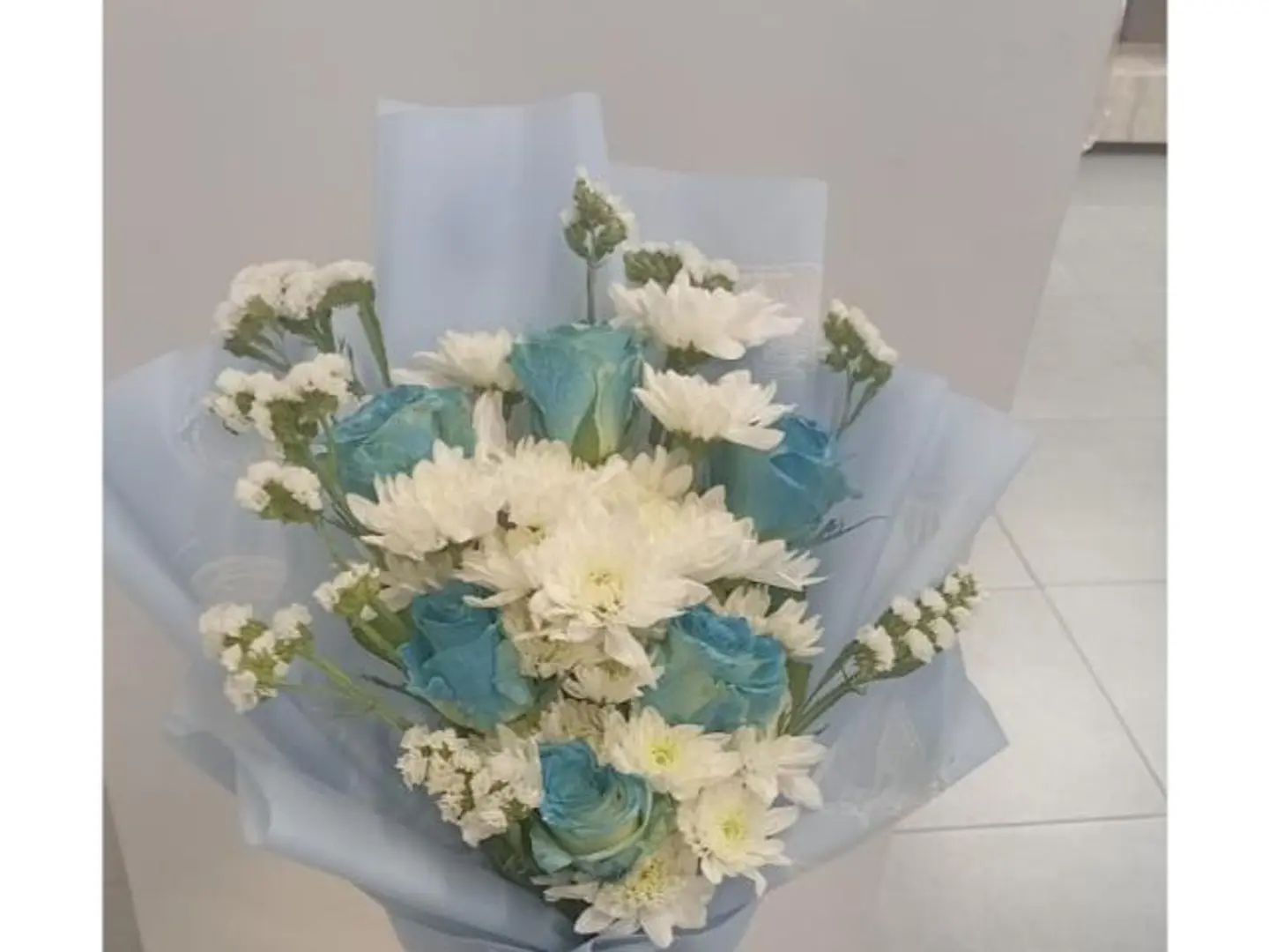 باقه ورد سماوي مع كريز ابيض مع اكسسوارات