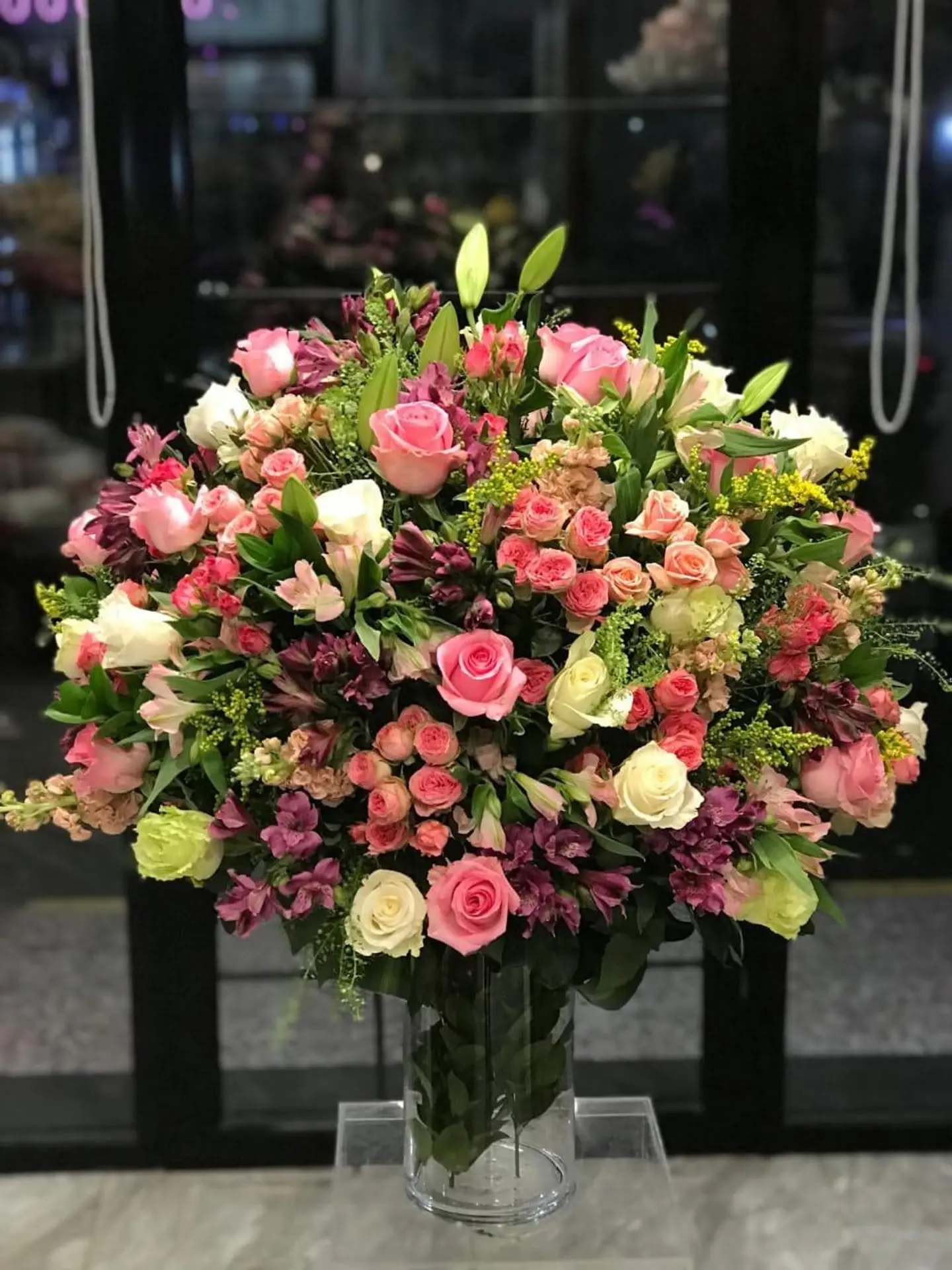 Round Design Glass Vase Bouquet