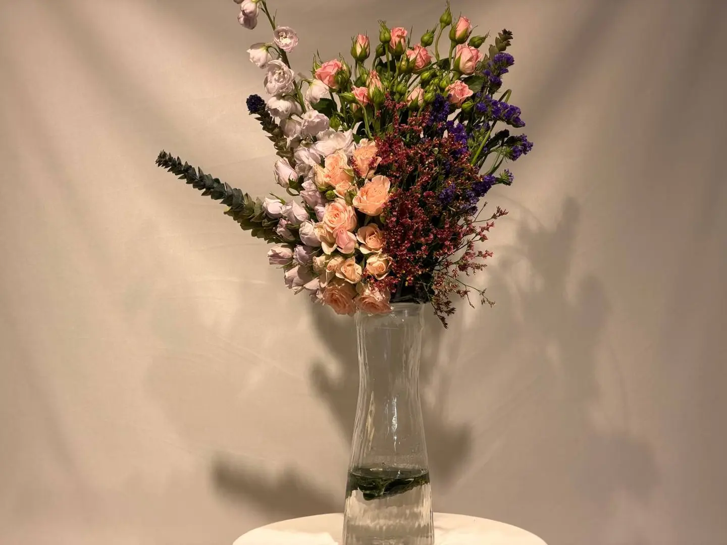 تنسيق الزهور الطبيعية في فازة الكريستال