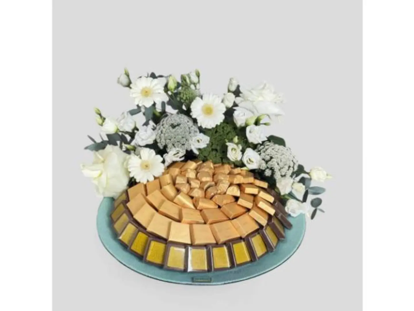 تنسيق صينية شوكولاتة مع ورد