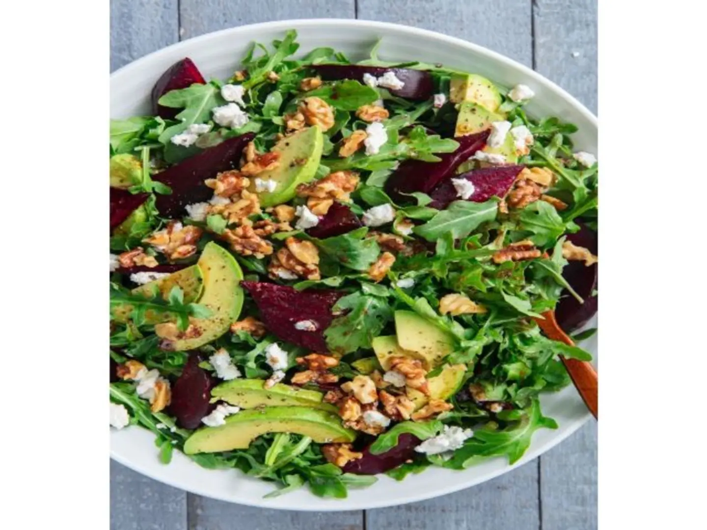 سلطة الروبيان والكينوا والأفوكادو