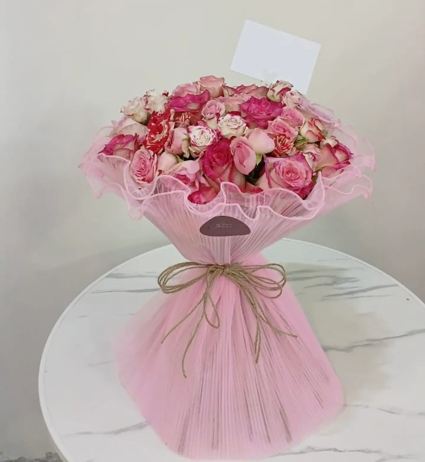 أناقة الأوركيد والورود الساحرة باقة العروس