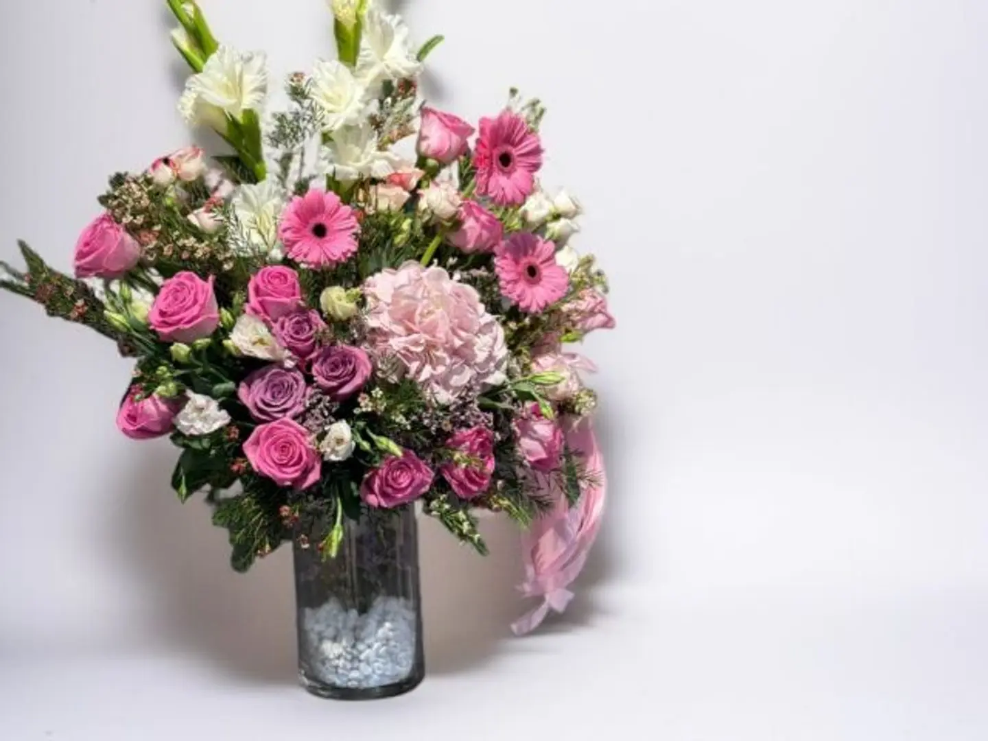 مزهرية زهور صغيرة وفروع خضراء