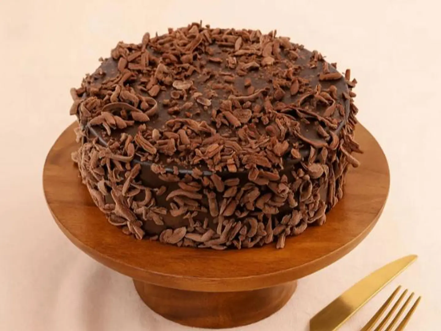 كعكة شوكولاتة كلاسيكية غنية بطبقات من الشوكولاتة الرطبة