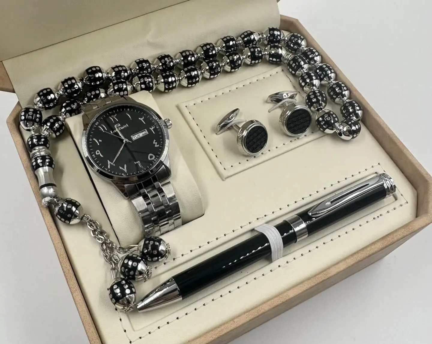 طقم هدايا رجالي فاخر - رمز الأناقة والتميز10