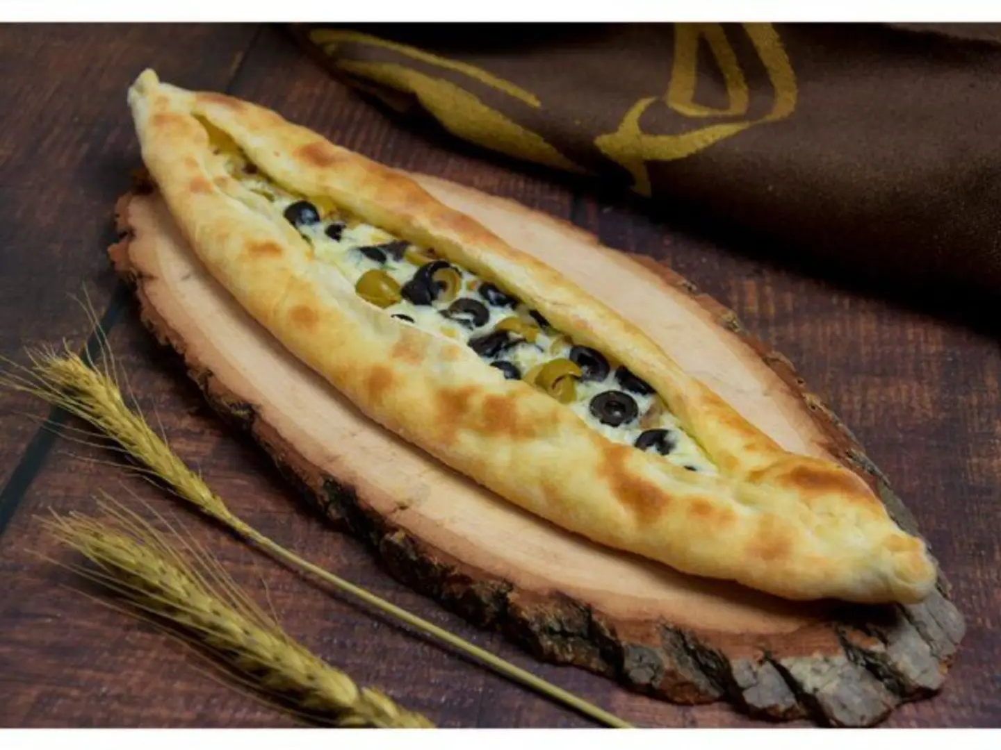 فطيرة جبن عكاوي بالزيتون