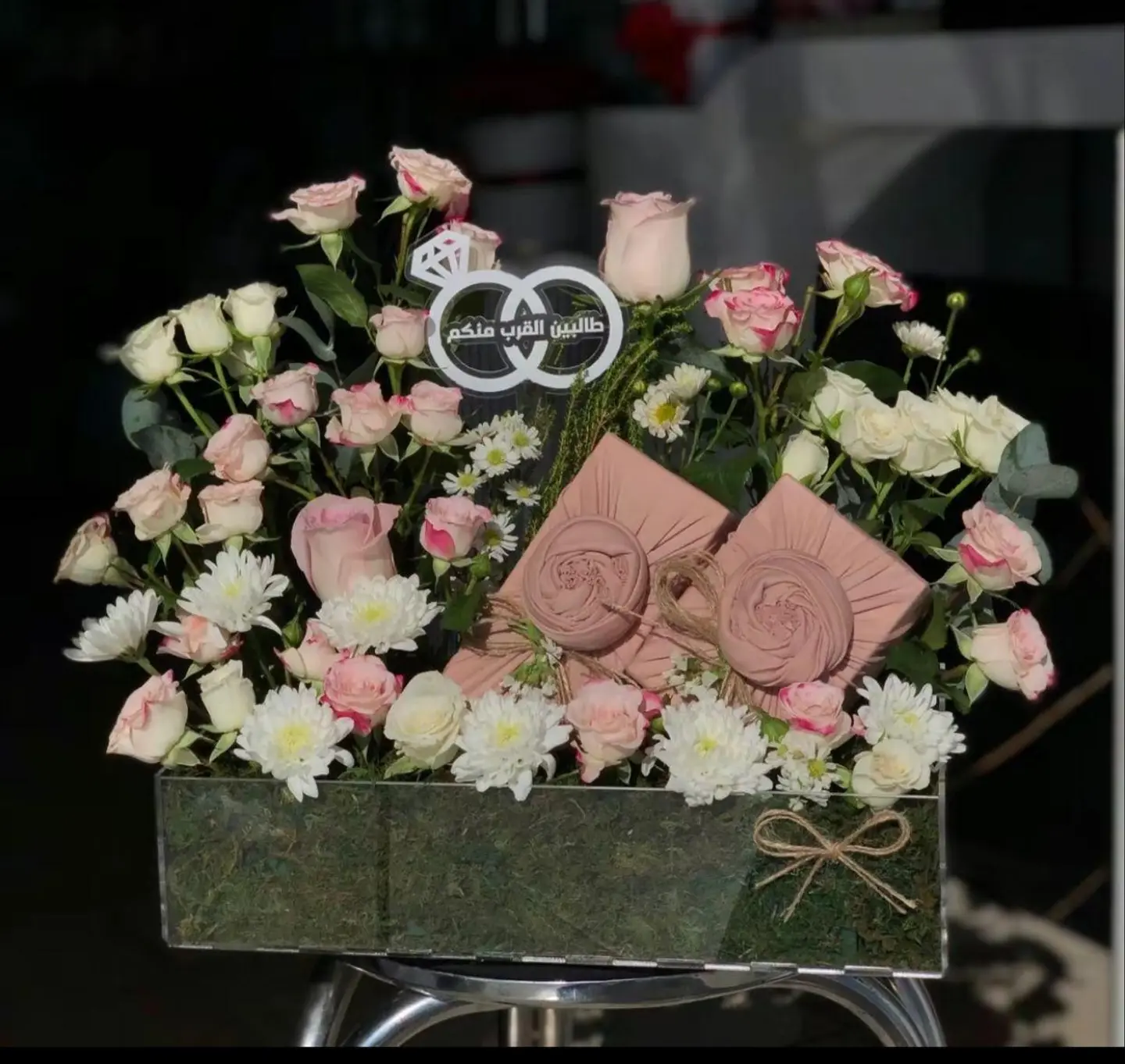 بكس اكرلك٣٠سم مع الورد الطبيعي