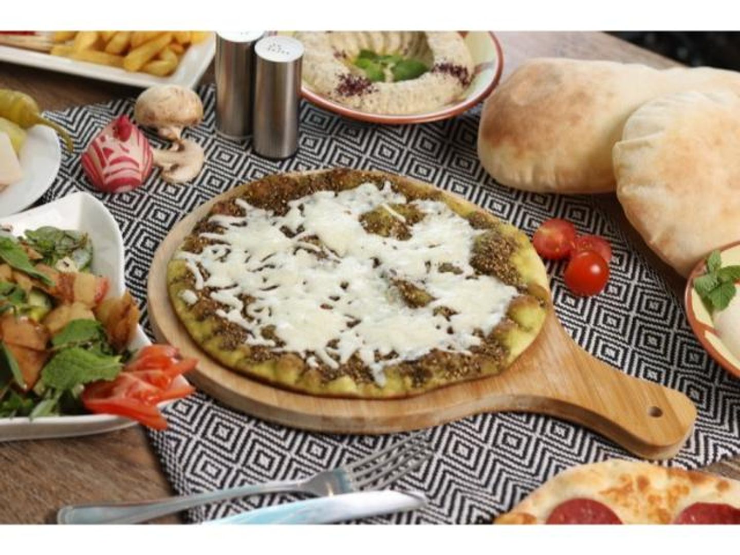 منقوشة زعتر و لبنة