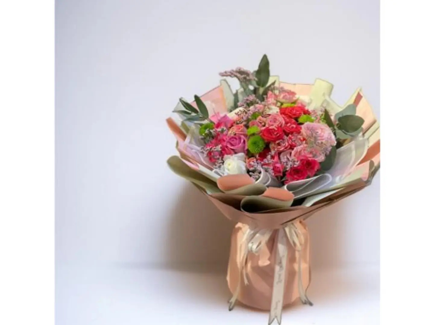 باقة ورد جوري وأقحوان ملونة