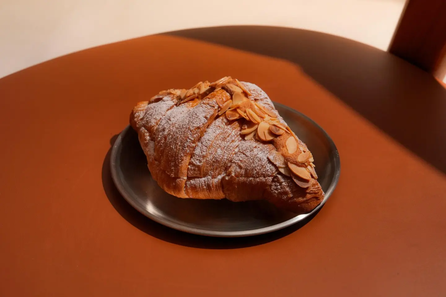 كرواسون كريمة لوز