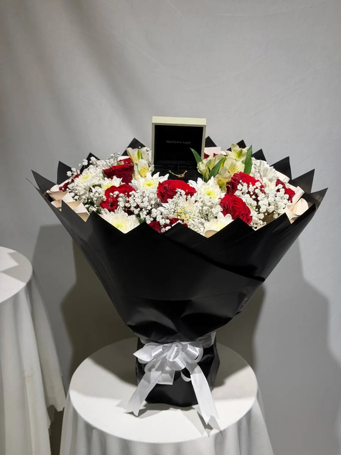 تنسيق الزهور مع سلسال فان كليف