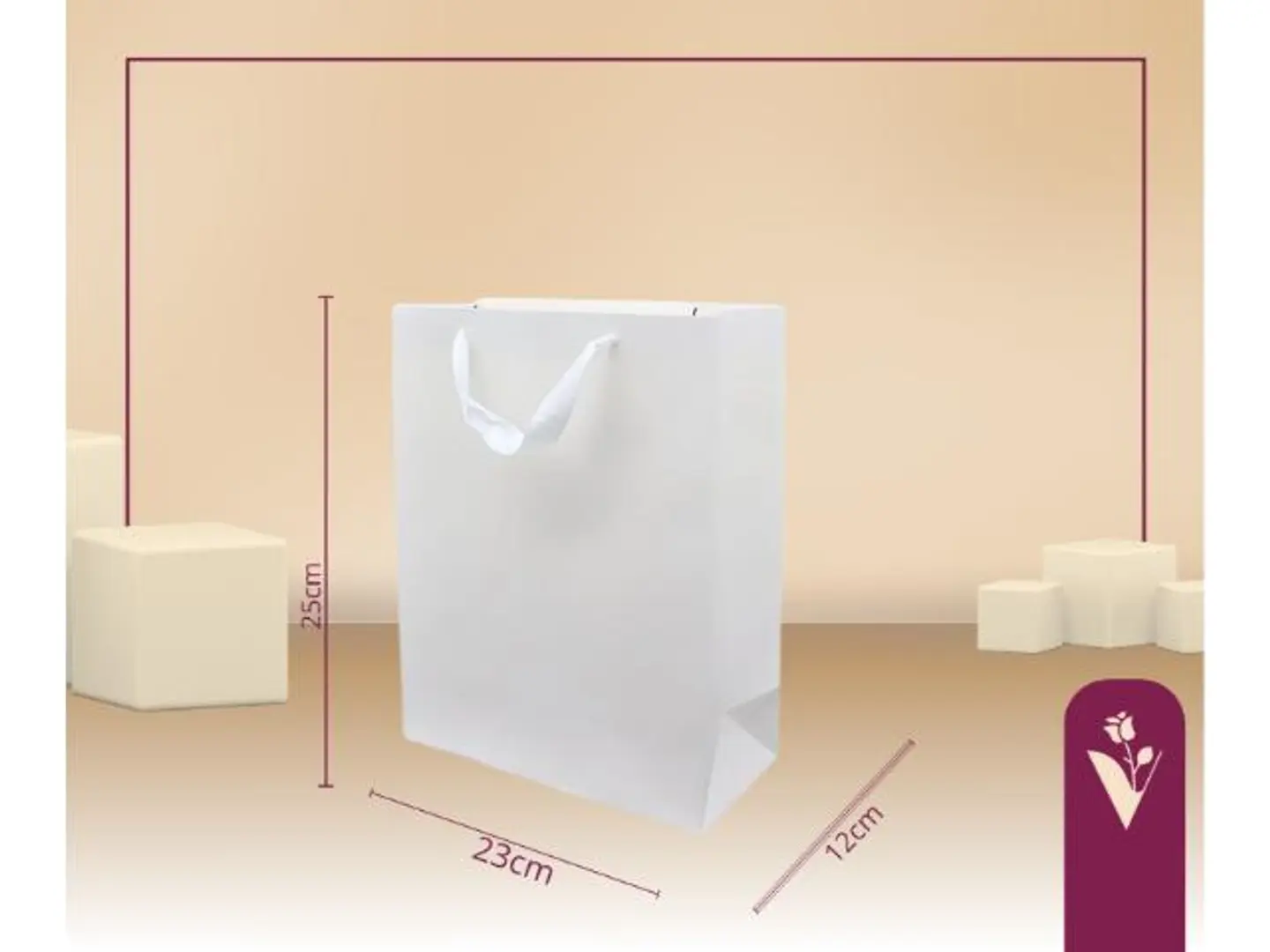 أكياس هدايا مستطيلة وسط أبيض