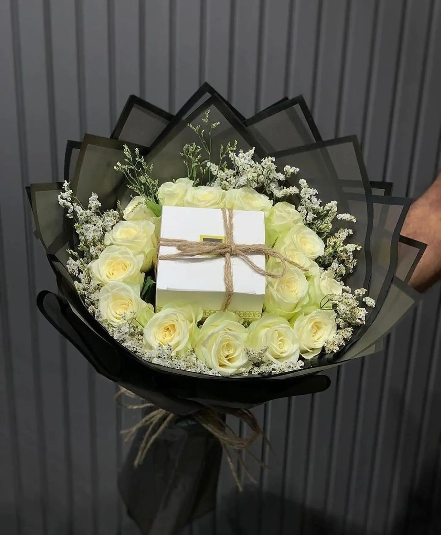 بوكيه ورد ابيضّ مع الحلا من باتشي