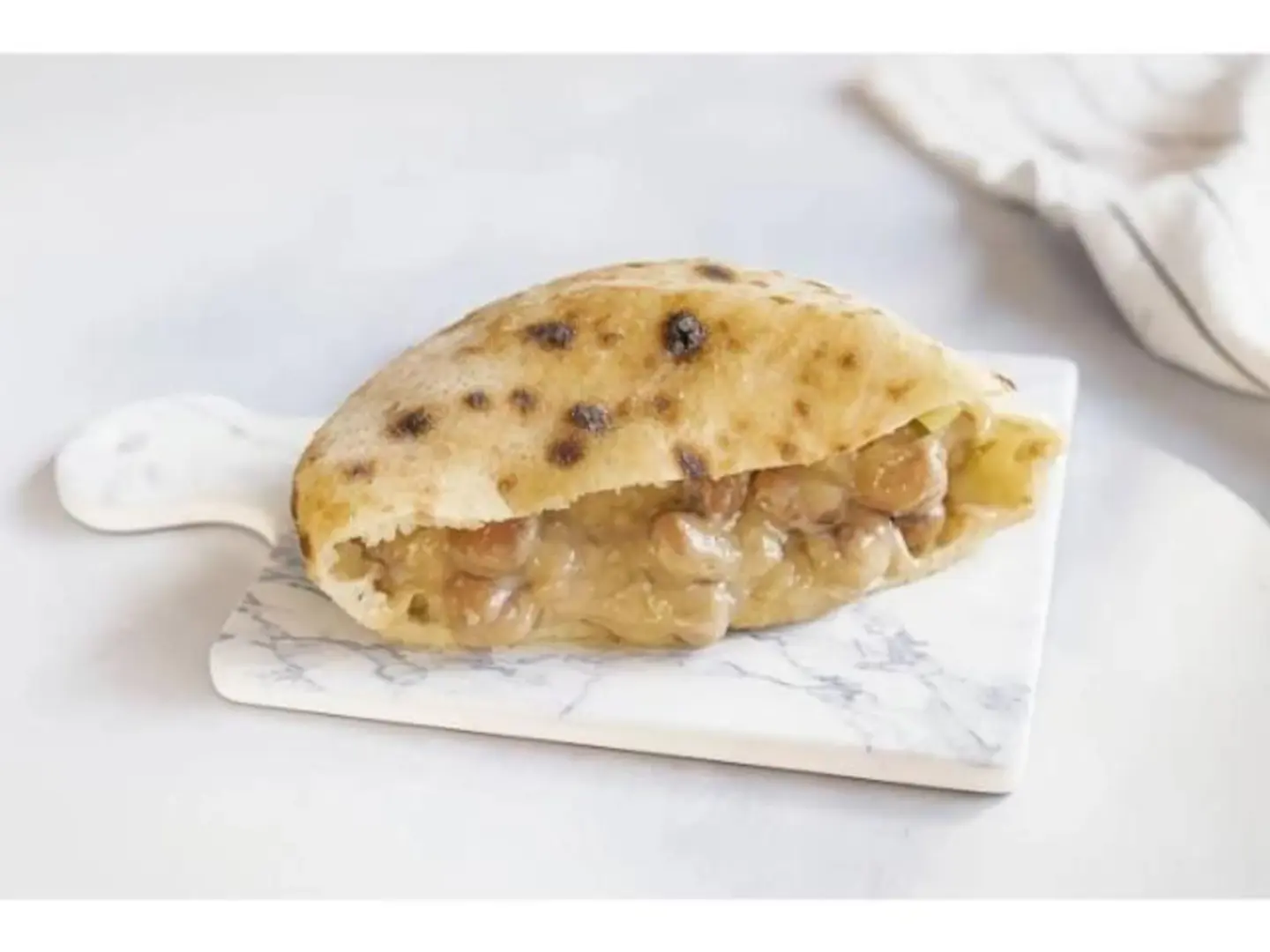 ساندوتش فول بالقشطة