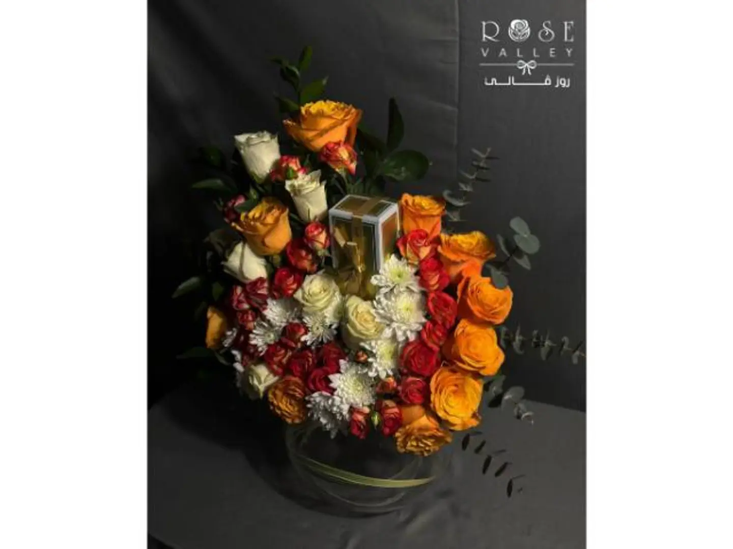 فازة ورد كبيرة مع شوكولاته بستاني
