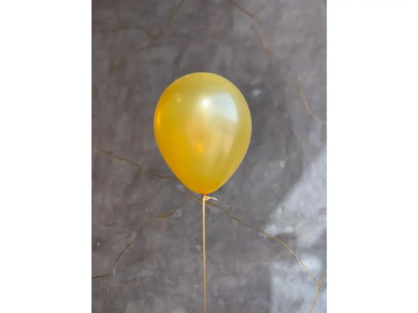 بالون اصفر داكن