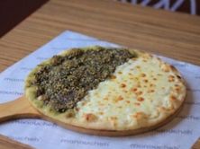 منقوشة زعتر وجبنة