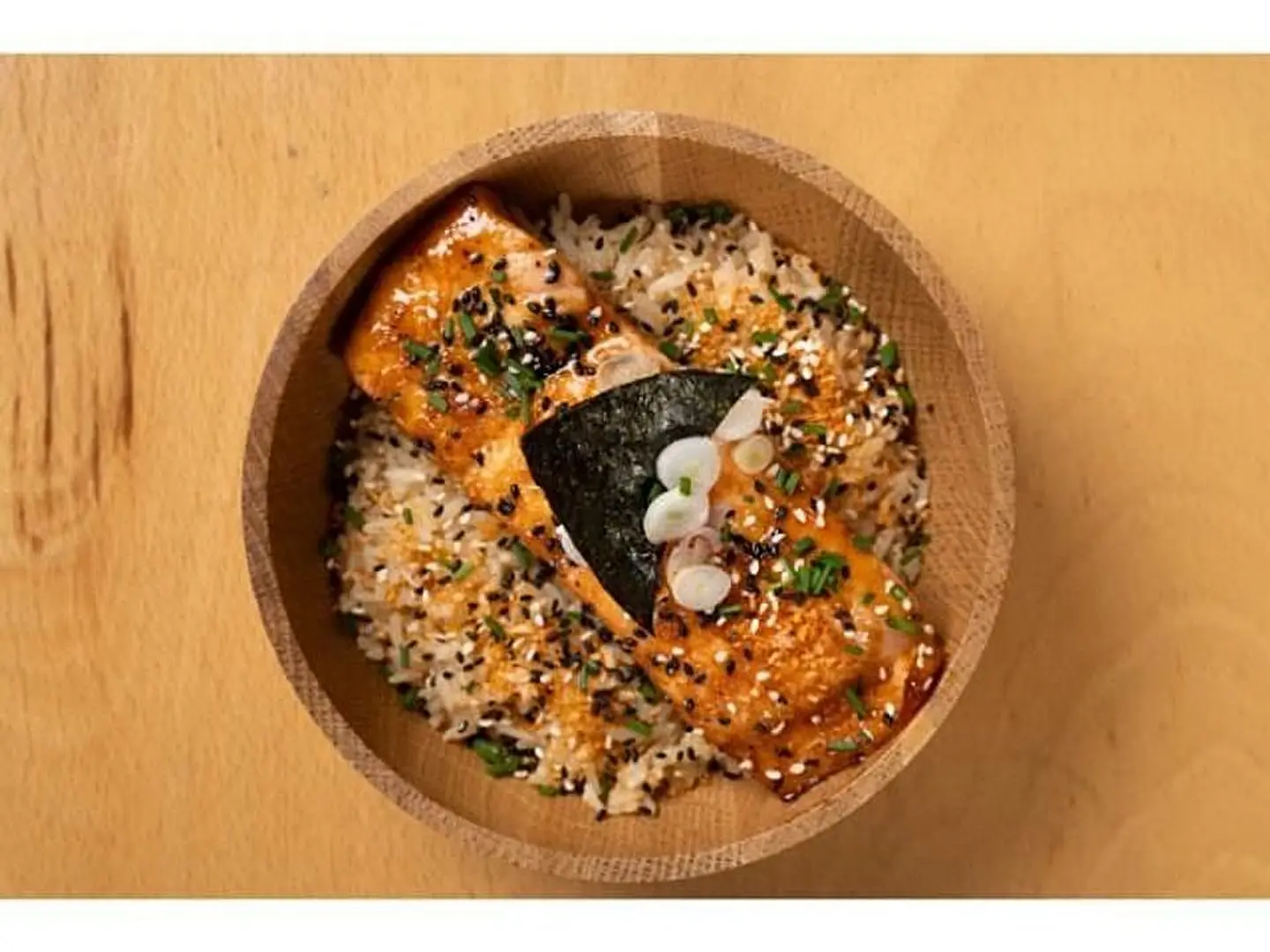 سالمون ميسو مع الأرز البني