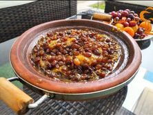 طاجين دجاج بالبصلة معسلة والزبيب