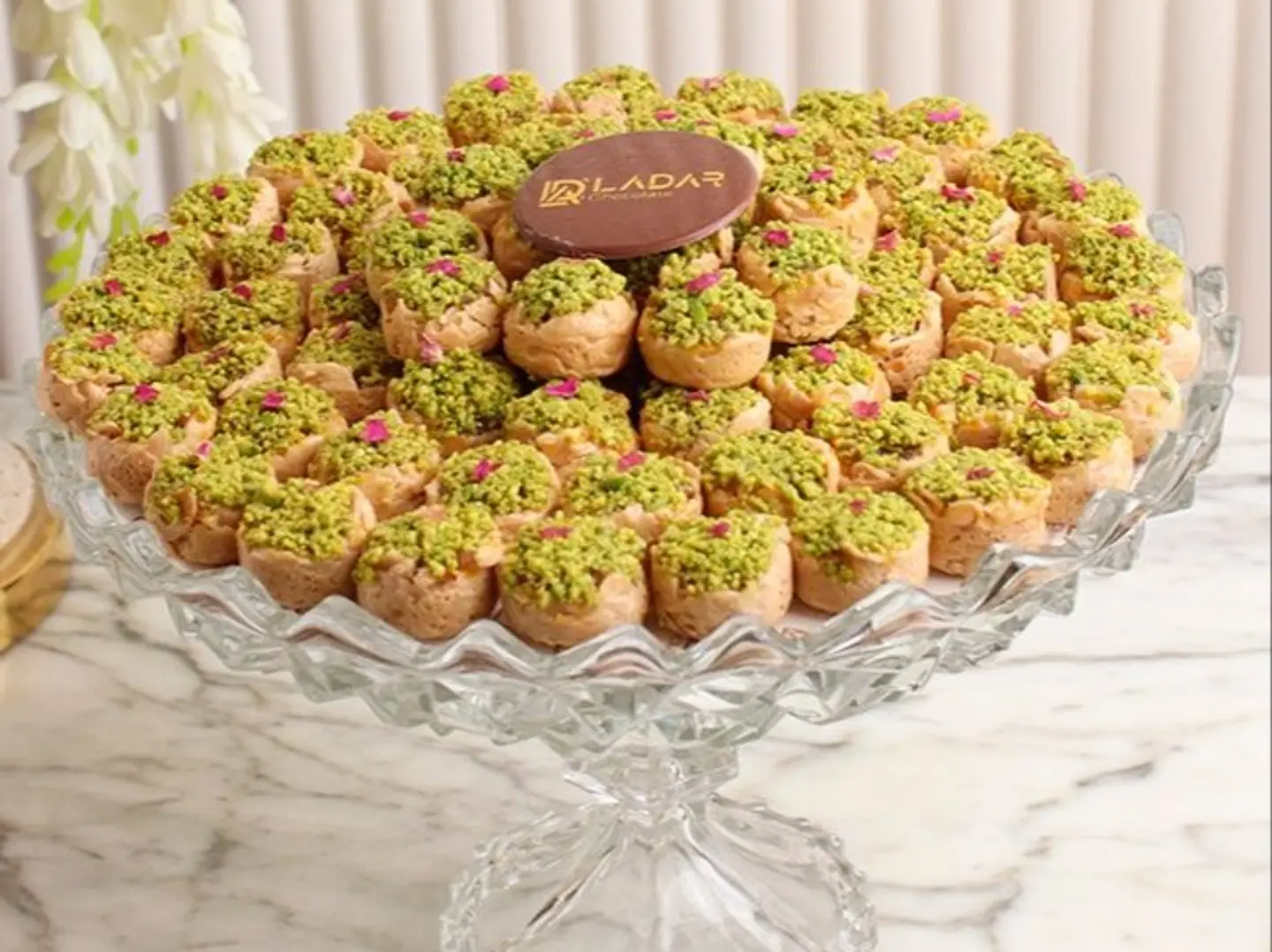 تشكيلة الحلويات البحرينية التراثية، جاهزة للتقديم في المناسبات والزيارات