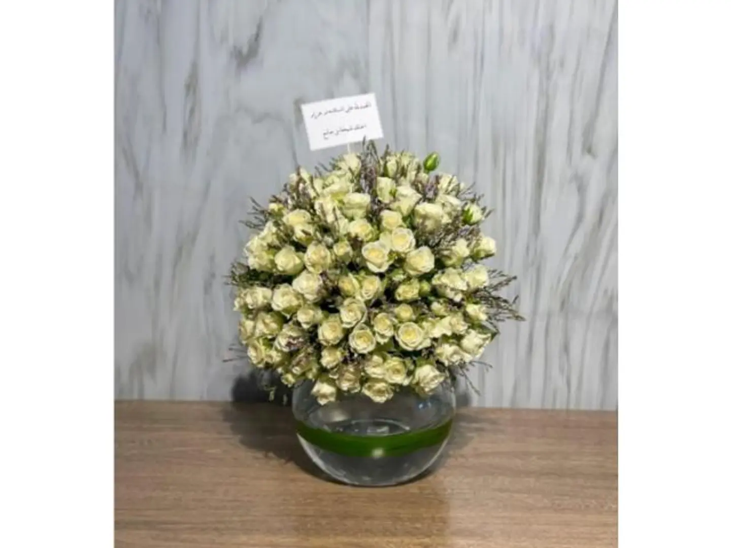 فازه مع ورد بيبي روز باللون السكري