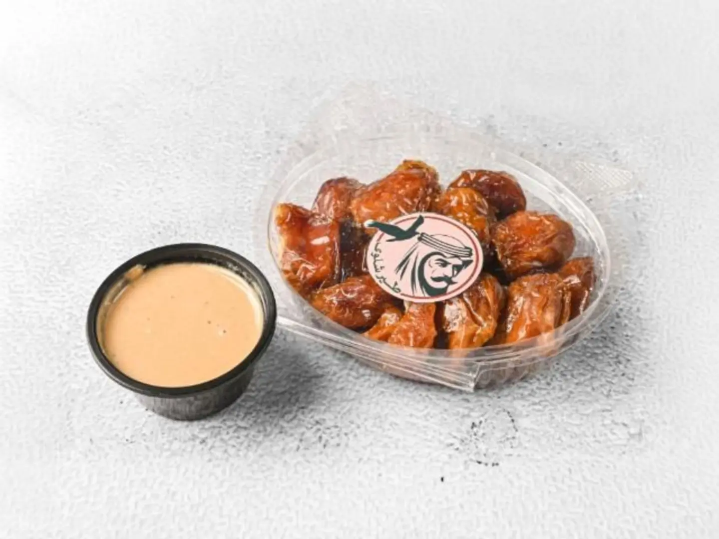 صحن تمر كبير مع طحينة