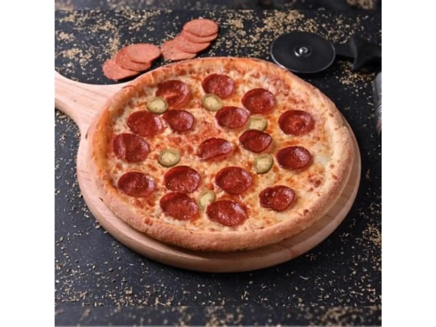 بيتزا ببروني هلابينو وسط